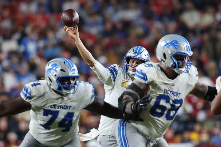 Detroit’s OL finds its footing through bumps and bruises in blowout win