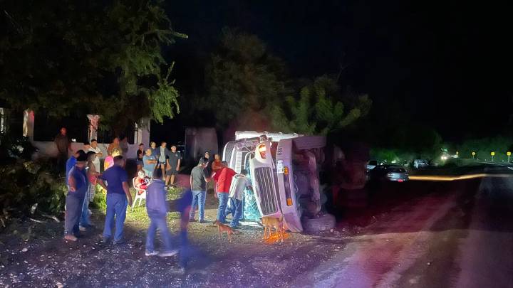 Camión de OXXO vuelca en la Valles