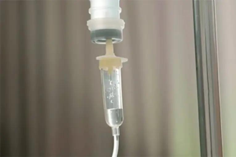 Prohíben sueros y descartables tras detectar bacterias en pacientes oncológicos