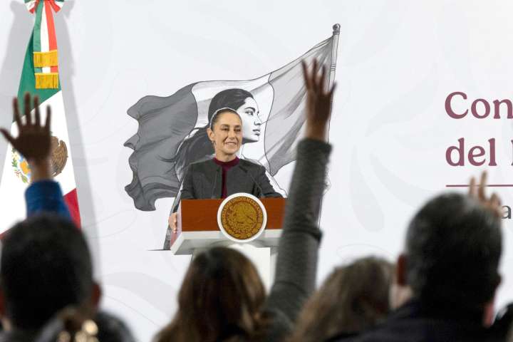 Sheinbaum reconoce escaso crecimiento de México pero destaca economía ‘sólida’