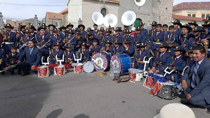 14 bandas escolares de Yunguyo brillaron en concurso por el 41° aniversario de la provincia