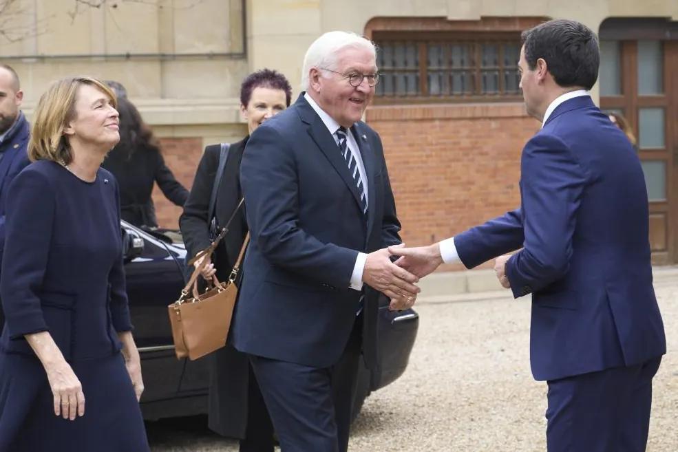 El duro recibimiento del PNV a Felipe VI en Gernika: le reprocha que no pida "perdón" por el bombardeo de 1937 y recuerda que la "monarquía fue puesta por Franco"