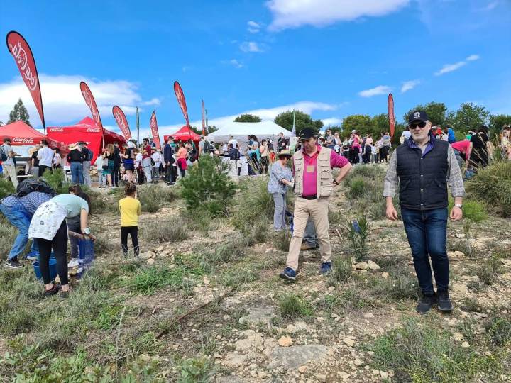 Alicante Renace activa la Gran Reforestación de Otoño en el Monte Orgegia con 1.500 árboles y arbustos