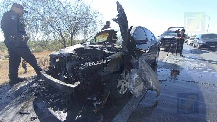 Incendio vehicular provoca caos en la carretera Chihuahua
