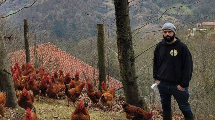 Hablan los criadores asturianos tras el confinamiento total del pitu caleya y la gallinas, ahora más "estresadas": "Hay que cumplir, pasará cuando termine la migración"