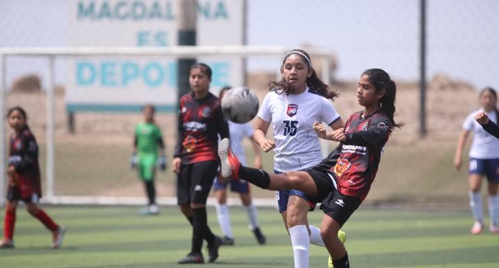 Fútbol Femenino: "No solo se trata de soñar, sino de trabajar muy duro": Dos exfutbolistas y una entrenadora brindan cinco consejos para practicar el deporte en el Perú