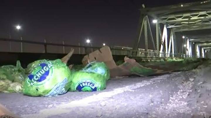 Inesperado. Lechugas en Puente Plateado provocan alerta en la vialidad; conductor habría huído