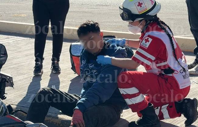 Resulta motociclista con lesión en genitales tras chocar contra camioneta en bulevar Luis Donaldo Colosio