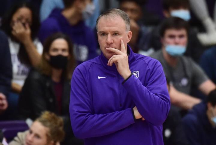 St. Thomas men’s basketball falls at Saint Mary’s in season opener