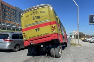 Se desplaza el eje trasero de la ruta Ramos Arizpe-Saltillo y queda sobre sus neumáticos