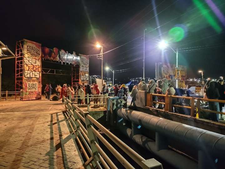 Madrugan para alcanzar acceso gratuito al FIG; algunos prefieren ver desde fuera