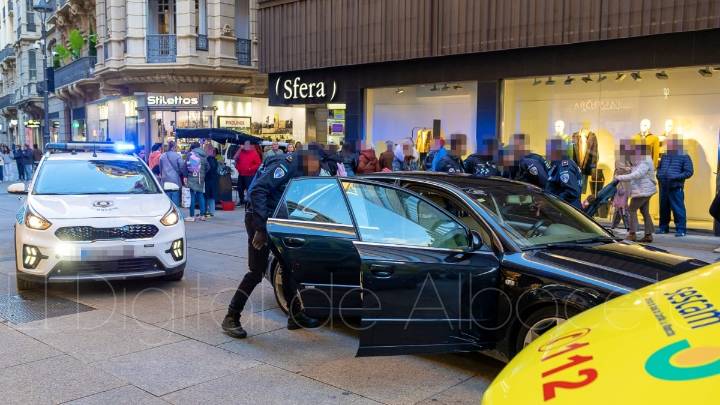 El minuto a minuto de lo que ha pasado en la Calle Ancha de Albacete: un detenido, dos delitos, un evacuado al hospital y la vida de mucha gente en peligro