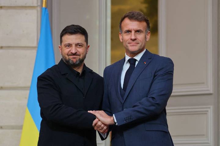 Defensa estratégica. Zelensky firma un acuerdo con Macron para comprar hasta 100 de los más avanzados aviones de combate franceses