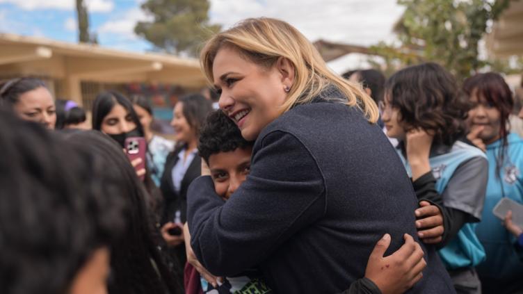 Entrega Maru mobiliario a 36 escuelas en 6 municipios del noroeste