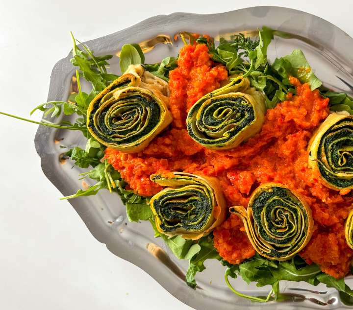 Rótolo de creps con espinacas, ricota y salsa de tomate