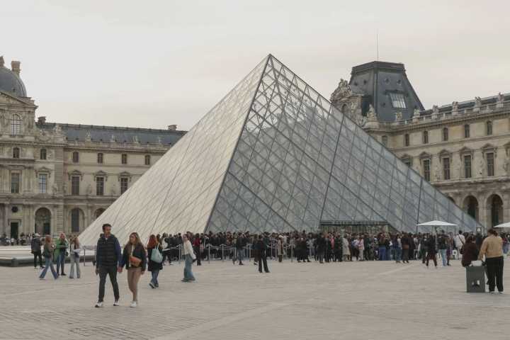 Instalarán un centenar de cámaras en el Louvre tras histórico robo