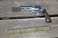 Quisieron identificarlo por posible caso de violencia de género y tenía un arma en la riñonera