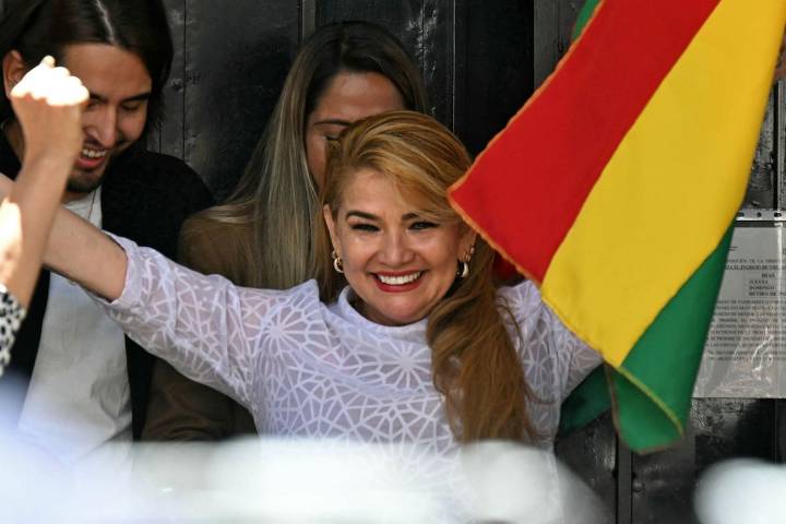 “Es volver a la vida”. La expresidenta interina de Bolivia Jeanine Áñez quedó en libertad tras la anulación de su condena