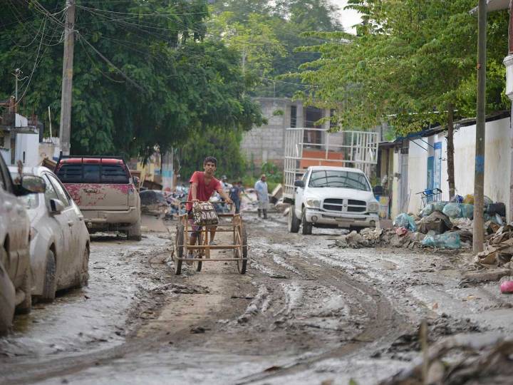 Zonas incomunicadas en Veracruz e Hidalgo: Siguen puentes aéreos