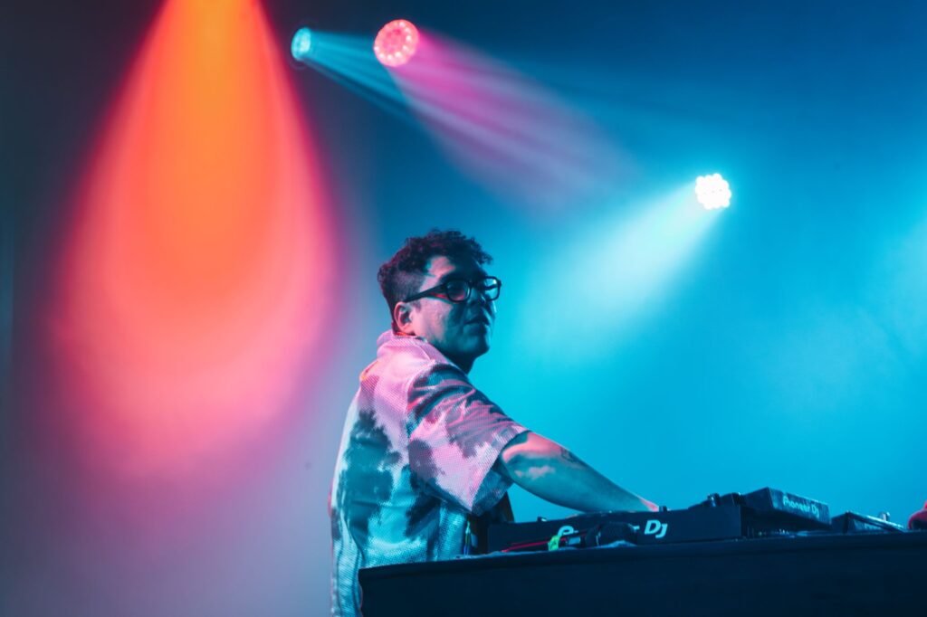 Artista ariqueño Tamarugo deslumbra en Womex Finlandia 2025 con una potente sesión de raíces y electrónica