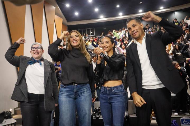 Comparte “Bonita” Fernández experiencia de vida con jóvenes juarenses