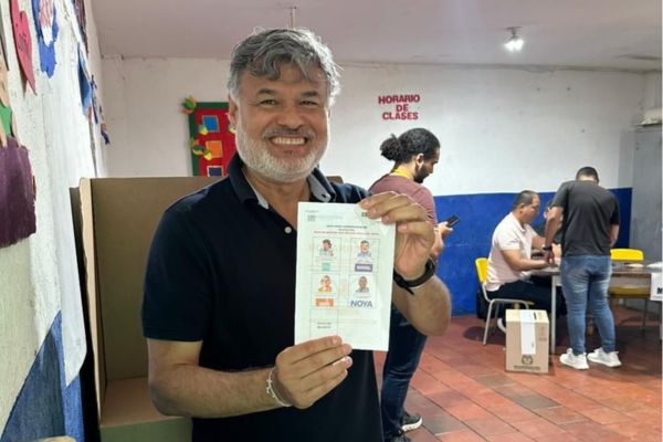 Luis Santana, candidato a la Gobernación, ejerció su derecho al voto