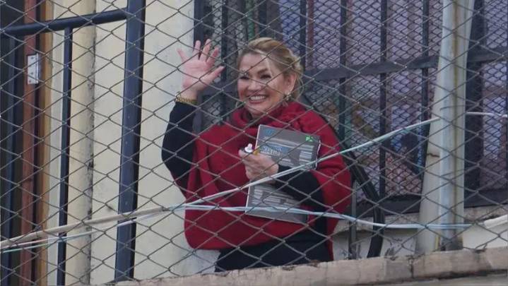 Supremo de Bolivia anula sentencia de 10 años contra la expresidenta Jeanine Áñez y ordena liberarla