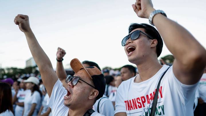 Hundreds of thousands rally in Manila against flood