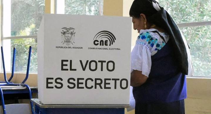 Referéndum en Ecuador | Ecuatorianos votan en medio de la incertidumbre: “Cada uno tiene su forma de pensar y creo que la gente se va a dividir” | Daniel Noboa