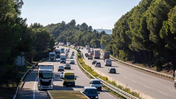 Aviso urgente de la DGT: esta práctica tan común al volante entre los canarios puede costar multas de hasta 500 euros