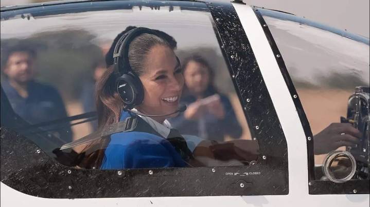 Gobernadora Libia sobrevuela Celaya en el recién certificado Halcón 2.1