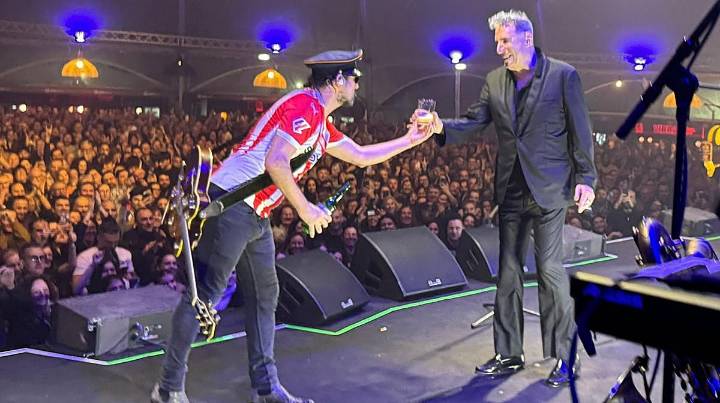 Loquillo toma un culín de sidra antes de cantar Cadillac Solitario en Gijón