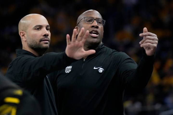 Jordi Fernández and Mike Brown square off in Knicks