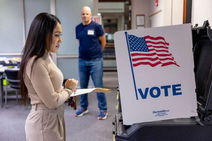 Votantes de Virginia acuden a las urnas preocupados por el cierre de Gobierno en EE.UU.
