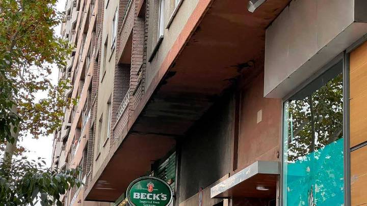 “No se podía respirar, me sueno la nariz y me sale negro”: el incendio en un garaje de Zaragoza deja a los vecinos en vilo