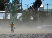 Alerta roja por vientos de hasta 150 km/h en la Patagonia: cierran escuelas, suspenden vuelos y piden que la gente no salga de sus casas