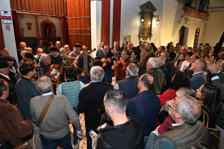 El Coro de Campanilleros de Tomares celebra 35 años llenando de música y tradición la Navidad
