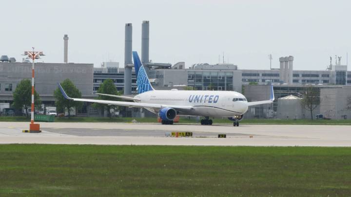 Another Laptop Mishap: United Boeing 767 Diverts After Laptop Slips Into Business Class Seat