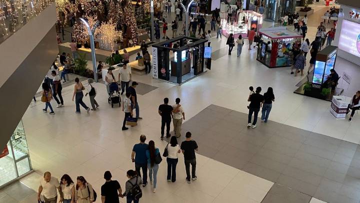 Regios abarrotan tiendas y aprovechan descuentos