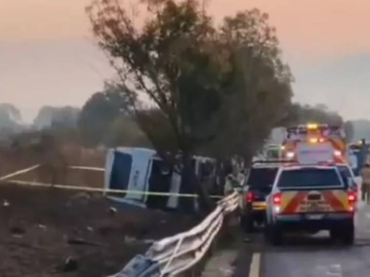 Tragedia en México: siete muertos y 20 heridos por el vuelco de un colectivo