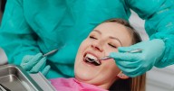 Un tratamiento dental que podría reducir riesgos cardíacos y metabólicos, según expertos