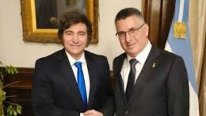 Javier Milei recibió al canciller de Israel, Gideon Sa'ar La audiencia se concretó en la Casa Rosada. El Presidente estuvo acompañado por el canciller argentino Pablo Quirno.