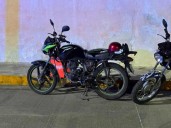 Acaba motociclista en el hospital, tras chocar contra un auto en el centro de Playa del Carmen