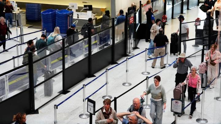 Más de 1.200 vuelos cancelados en Estados Unidos tras el cierre federal, caos en los aeropuertos