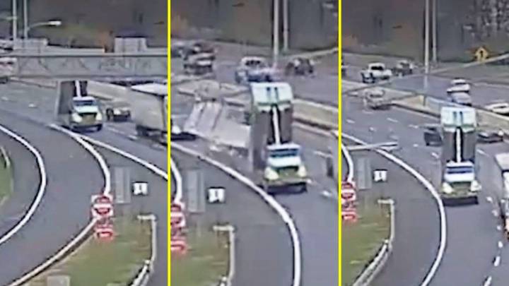 Pudo provocar un accidente de proporciones: Camión destruye señalética en altura en EEUU