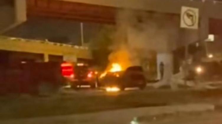 Auto se incendió frente a Soriana Sanders