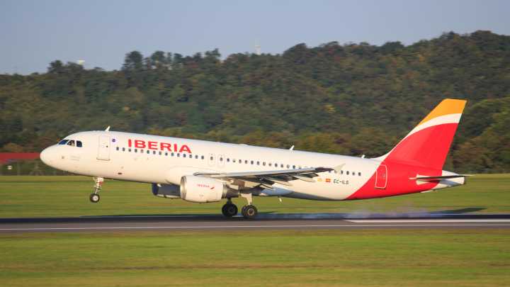 Marta Rosario, piloto de avión comercial: "Nos sorprende la transparencia de Airbus en identificar el fallo, investigar a fondo y no haber dudado en parar esos aviones"