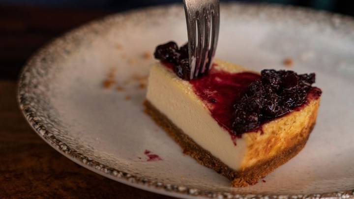 Cheesecake de moras y fresas: receta fácil sin usar horno