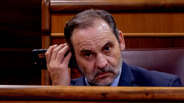 Ábalos dispara un misil contra Sánchez y confirma su cita con Otegi: “Esa entrevista existió”