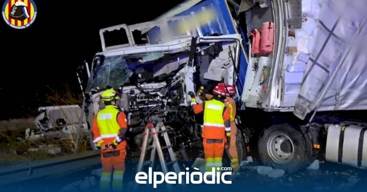 Impactante choque en la A-7 en L’Alcúdia: un tráiler salta la mediana y provoca un accidente con tres camiones